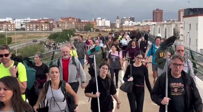 Un río de gente con cubos, escobas y agua sale a pie de Valencia para ayudar