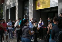 España simplifica requisitos para regularizar migrantes que favorecerá a 900 mil en 3 años