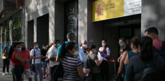 España simplifica requisitos para regularizar migrantes que favorecerá a 900 mil en 3 años