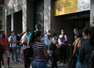 España simplifica requisitos para regularizar migrantes que favorecerá a 900 mil en 3 años