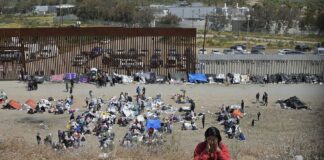 Migrantes en la frontera de México luchan contrarreloj por conseguir asilo en EE.UU.