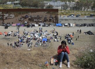 Migrantes en la frontera de México luchan contrarreloj por conseguir asilo en EE.UU.