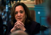 Harris aparece por sorpresa en la sede demócrata para llamar por teléfono a votantes