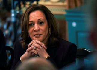Harris aparece por sorpresa en la sede demócrata para llamar por teléfono a votantes