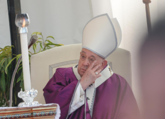 El papa rezó por los niños no nacidos y cambió su homilía por silencio en misa de Difuntos