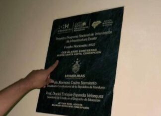 Colocan placa del Gobierno en escuela que fue inaugurada por Shin Fujiyama
