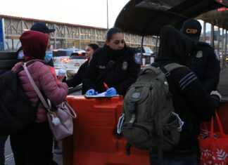 Migrantes con una cita de asilo en la frontera de México temen que Trump los expulse