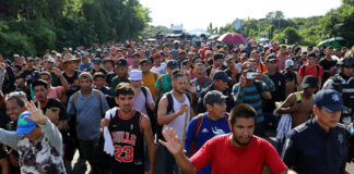 La caravana migrante denuncia un cerco policial en el sur de México