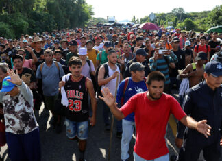 La caravana migrante denuncia un cerco policial en el sur de México