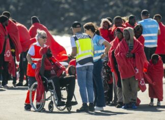 Tres muertos y casi 500 rescatados en otro día de la crisis migratoria de Canarias