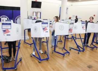 EE.UU. vota en unos comicios insólitos por intentos de asesinato, dimisiones y condenas