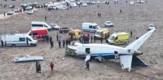 Avión de pasajeros con 74 personas a bordo se estrella en Kazajistán