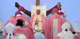 El papa celebra su 88 cumpleaños con los periodistas de regreso de Córcega