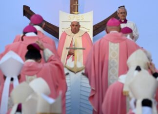 El papa celebra su 88 cumpleaños con los periodistas de regreso de Córcega
