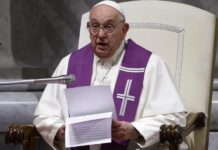 El papa critica «hipocresía» de potencias mundiales que fabrican armas y promulgan la paz