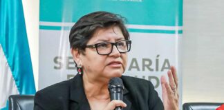 Ministra Paredes insta a los empleados que atienden mal en el Seguro Social, a que cambien; o cambien de trabajo