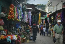 El ambiente navideño en Honduras se vive entre la pobreza y los estragos de la tormenta Sara