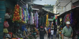 El ambiente navideño en Honduras se vive entre la pobreza y los estragos de la tormenta Sara