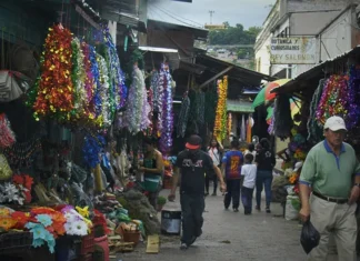 El ambiente navideño en Honduras se vive entre la pobreza y los estragos de la tormenta Sara