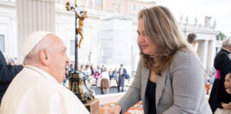 Viceministra Villanueva sostiene encuentro con el Papa, quien le expresó: “sigue adelante, no te detengas”