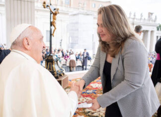Viceministra Villanueva sostiene encuentro con el Papa, quien le expresó: “sigue adelante, no te detengas”