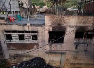 Sin ninguna ayuda del Gobierno continúan afectados por incendio en mercado