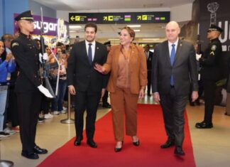 Presidenta Castro llega a Panamá para asistir a conmemoración de 60 años del Parlatino