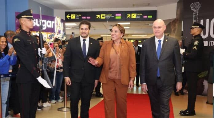 Presidenta Castro llega a Panamá para asistir a conmemoración de 60 años del Parlatino