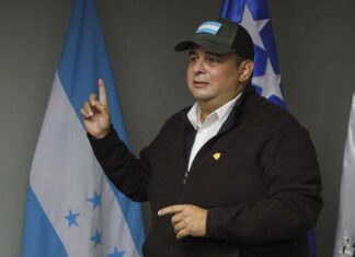 Jorge Aldana asegura apoyo a afectados en incendio en edificio en el Casco Histórico