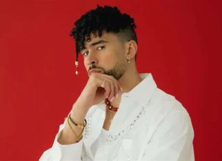 Bad Bunny anuncia el lanzamiento de su octavo álbum, «DeBÍ TiRAR MáS FOToS», con 17 temas