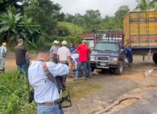 Pobladores se toman la CA-13 exigiendo la reparación de la calle