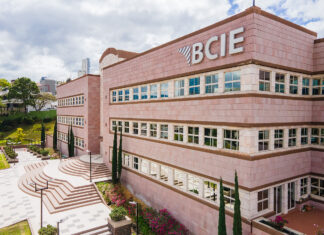 El Gobierno y el BCIE firman un préstamo de 300 millones de dólares para la construcción de una represa