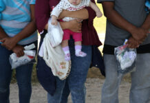 Unos 1.360 menores siguen sin ver a sus padres tras separación forzosa en frontera de EE.UU.