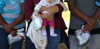 Unos 1.360 menores siguen sin ver a sus padres tras separación forzosa en frontera de EE.UU.