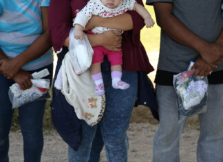 Unos 1.360 menores siguen sin ver a sus padres tras separación forzosa en frontera de EE.UU.