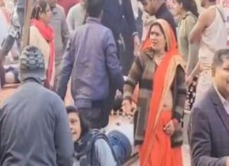 Al menos 5 muertos y unos 40 heridos al derrumbarse una plataforma en un acto religioso en la India