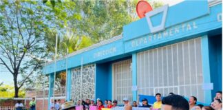 Empleados de la Departamental de Educación en Valle toman las instalaciones en protesta por el despido del jefe de Recursos Humanos