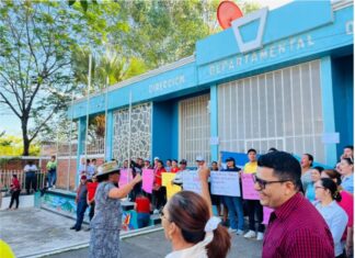 Empleados de la Departamental de Educación en Valle toman las instalaciones en protesta por el despido del jefe de Recursos Humanos