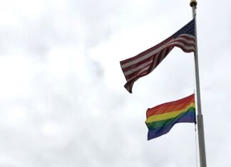 Nuevo gobierno de EE. UU. prohibió exhibir las banderas LGBT y BLM en misiones diplomáticas