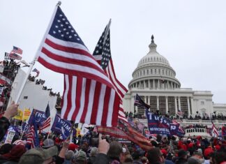 Una asaltante del capitolio rechaza el indulto de Trump: «Es un insulto a los policías»