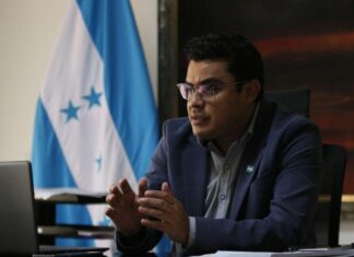 Vicecanciller Gerardo Torres denuncia que los migrantes hondureños deportados son tratados como delincuentes