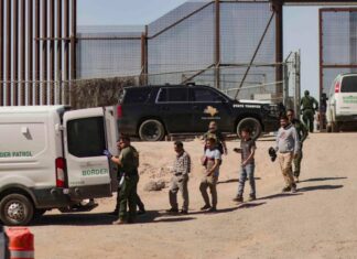 308 migrantes son detenidos en el primer día de redadas bajo el mandato de Trump