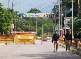 Venezuela reabre sus fronteras con Colombia y Brasil, cerradas por la investidura