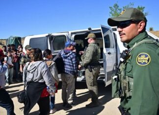 Trump confirma deportaciones y movilizaciones de militares para «repeler la invasión» de migrantes