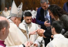 El papa bautiza a 21 niños: Si tienen hambre, dadles el pecho. Hoy mandan ellos