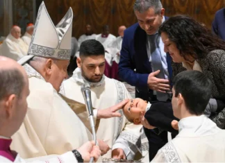 El papa bautiza a 21 niños: Si tienen hambre, dadles el pecho. Hoy mandan ellos