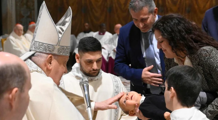 El papa bautiza a 21 niños: Si tienen hambre, dadles el pecho. Hoy mandan ellos