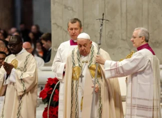 El papa sigue estable y continúa mejorando, pero necesitará seguir en el hospital