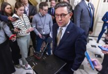 Mike Johnson pierde la primera votación para presidir la Cámara de Representantes de EE. UU.