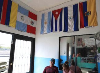 EE. UU. congela las solicitudes migratorias de las personas que llegaron al país con «parole»